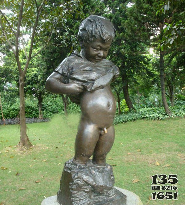撒尿的小男孩公园人物铜雕图片