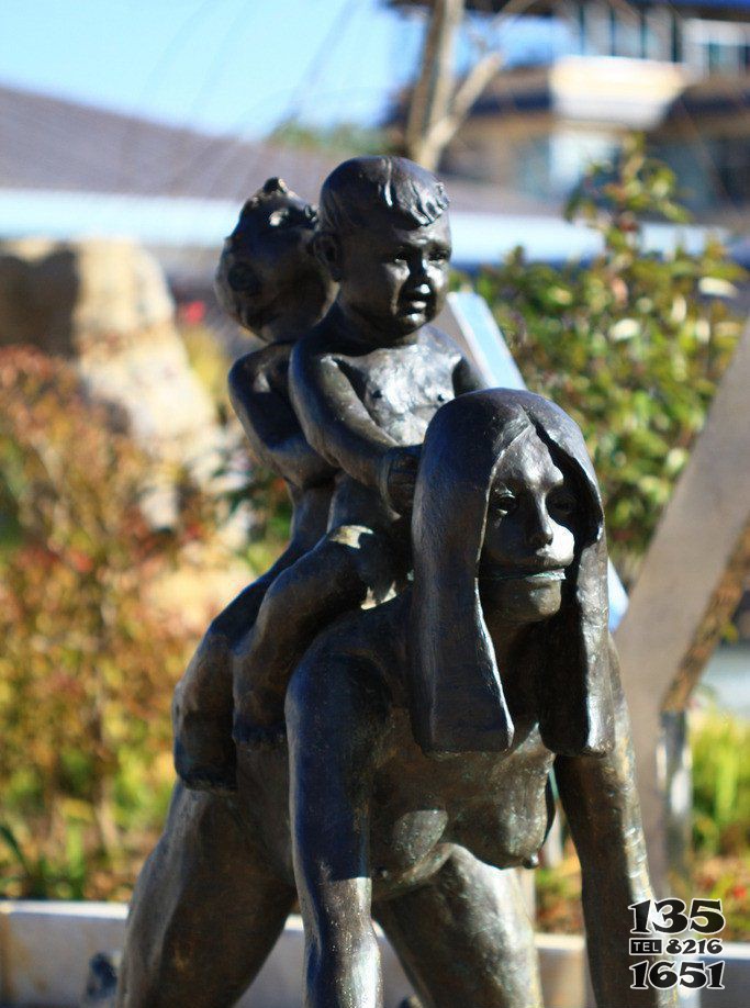 公园背孩子的母亲人物铜雕图片