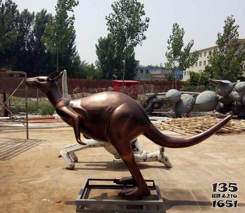 公园动物袋鼠铜雕图片