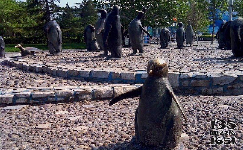 公园企鹅动物铜雕图片