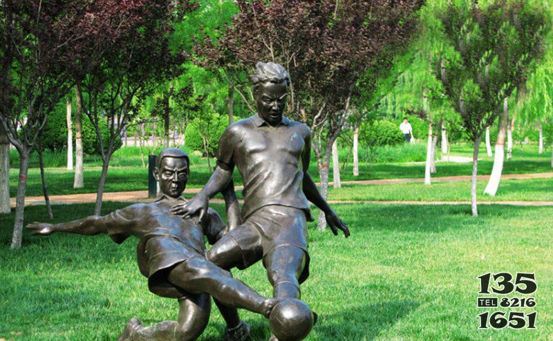 铜雕踢足球公园人物雕塑图片