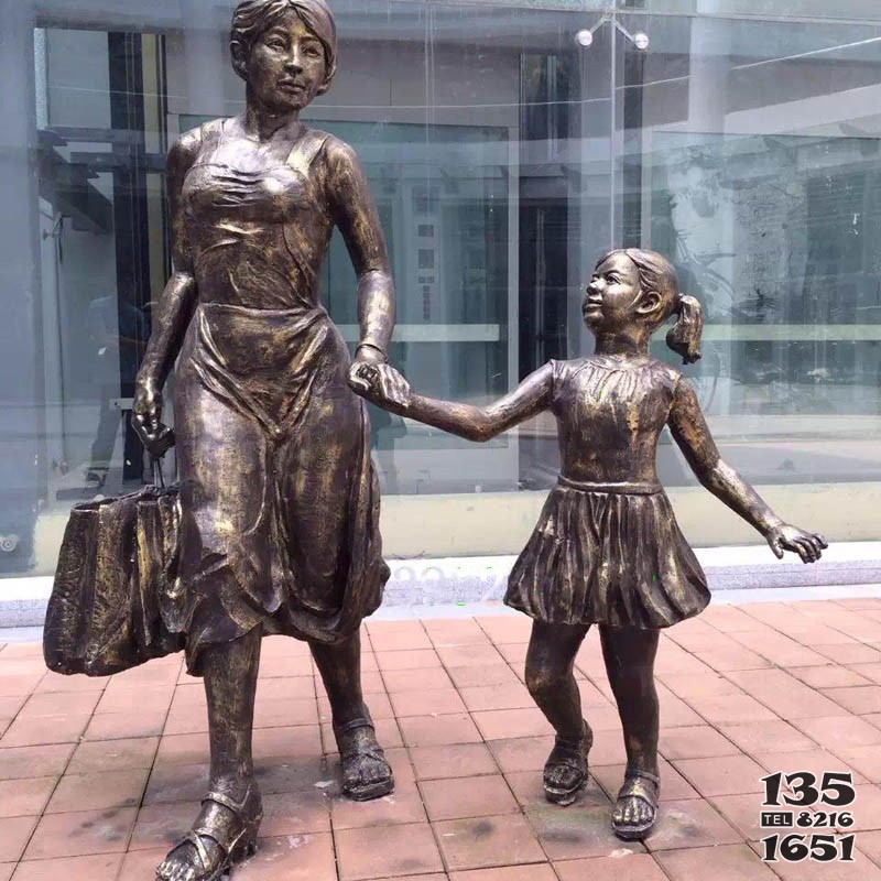 铜雕现代人物步行街母女逛街雕塑摆件加工图片