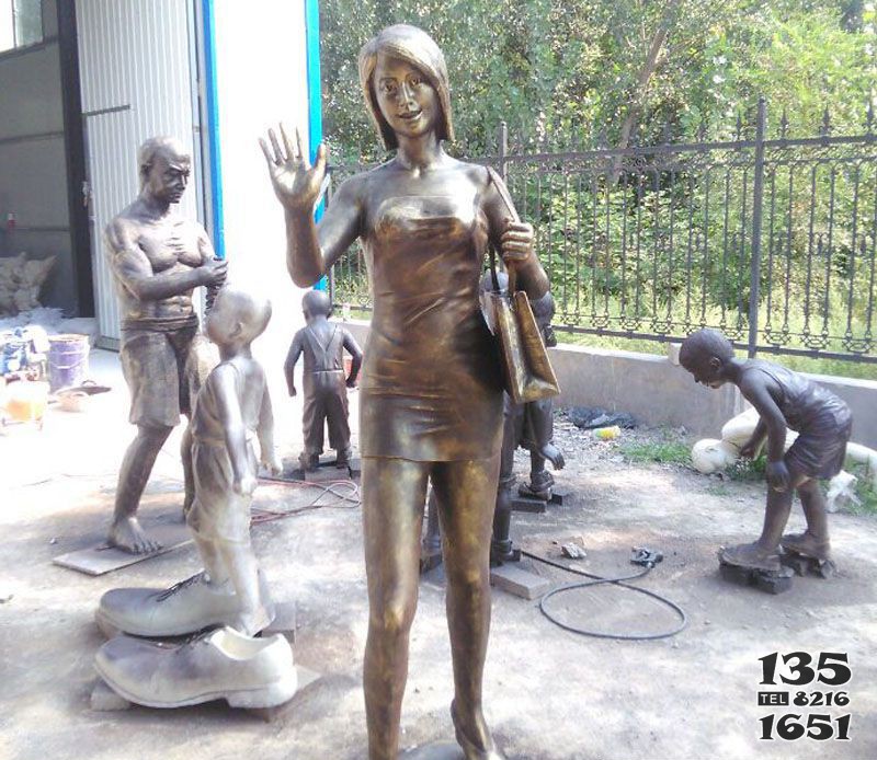 打招呼的女孩铜雕图片