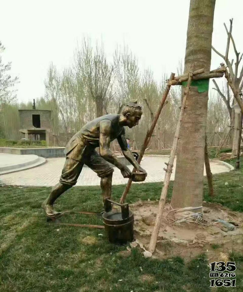 浇树人物铜雕图片