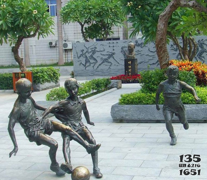 小孩踢足球公园景观铜雕图片