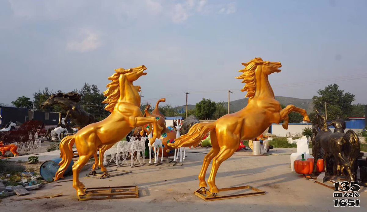 黄铜色奔马雕塑 图片