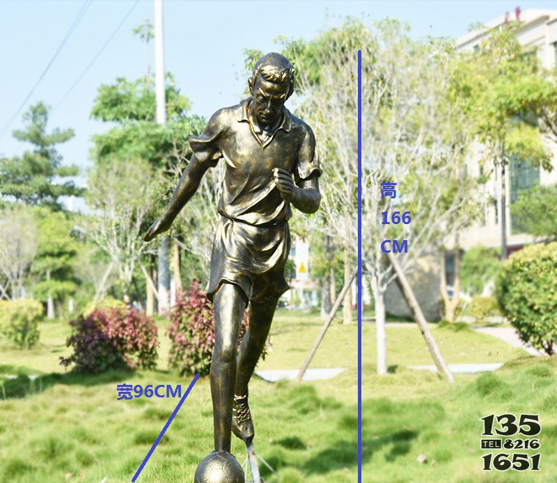 公园踢足球的铜雕图片