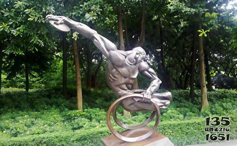 公园坐轮椅掷铁饼的人物景观铜雕图片