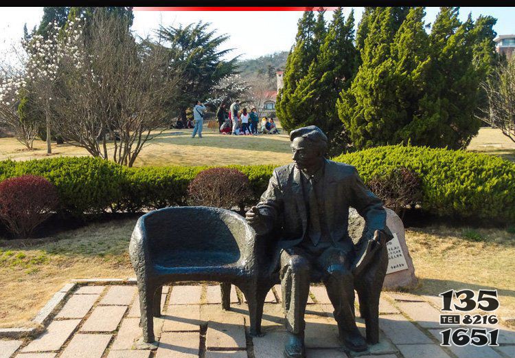 公园铜雕休闲座椅人物雕塑图片
