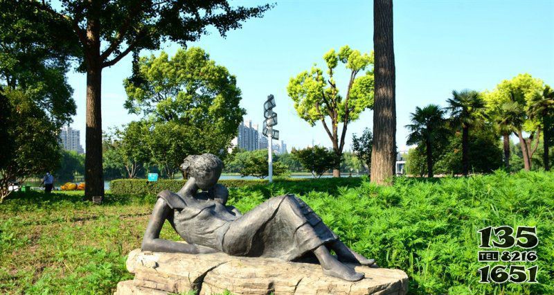 公园躺着的母子人物铜雕图片