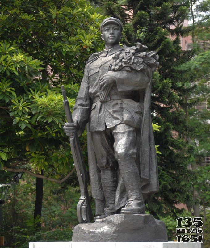 广场铸铜保鲜花纪念人物雕塑图片