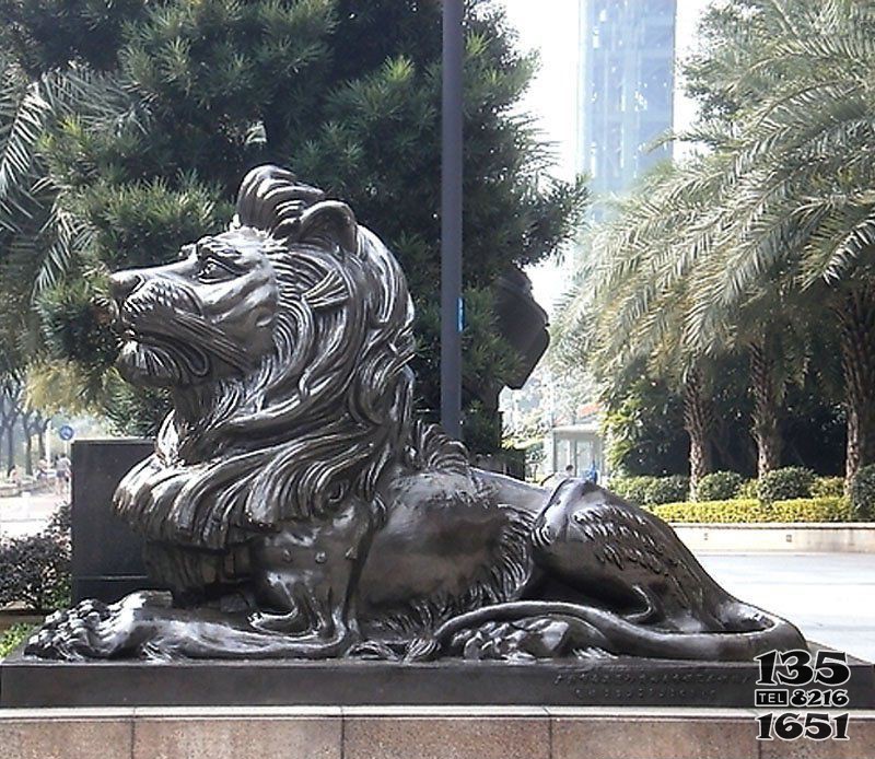 卧着的西洋狮看门狮子铜雕图片