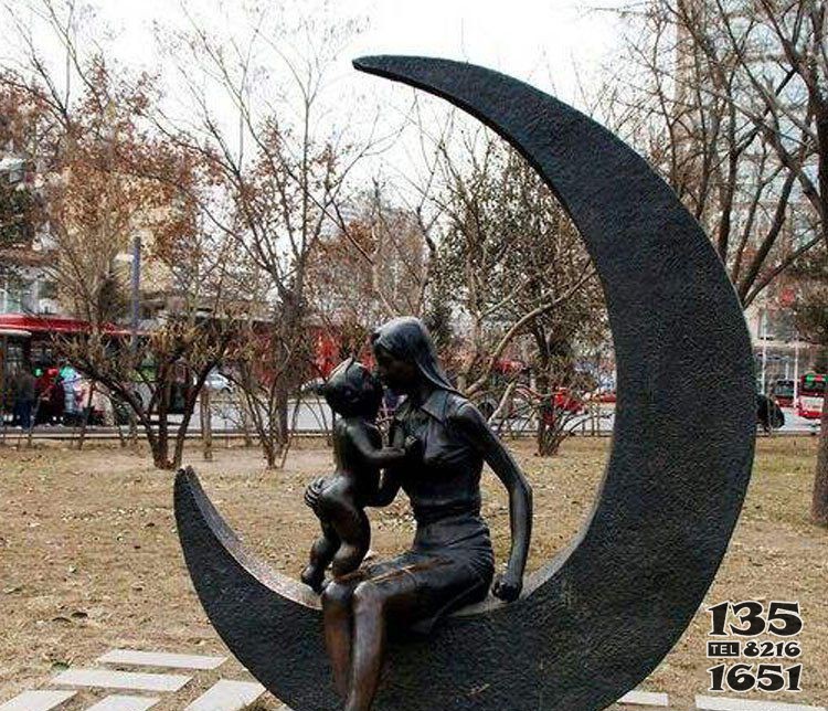 铜雕公园月亮母子人物雕塑图片