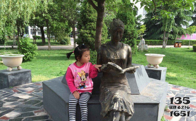 公园看书的女孩人物铜雕图片