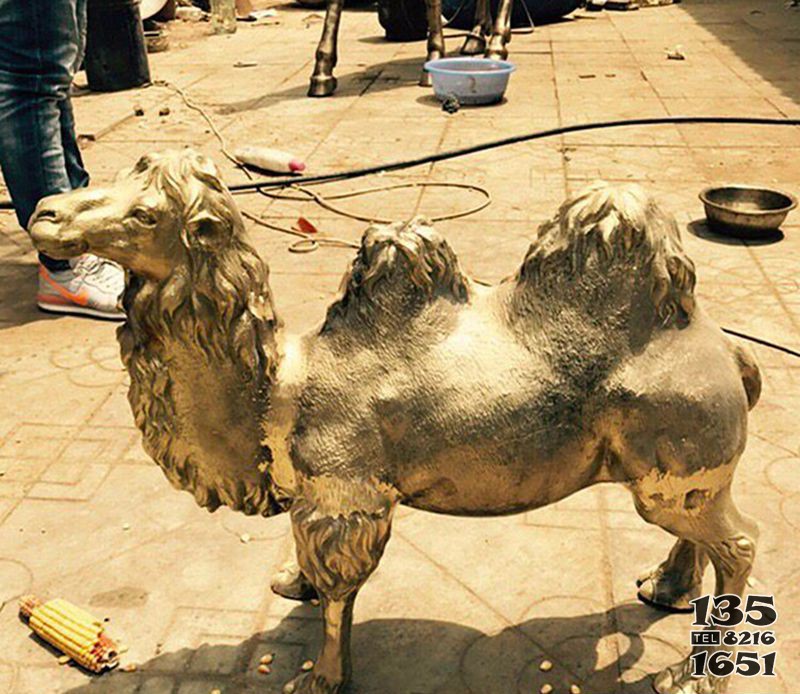 铜雕仿真骆驼雕塑图片
