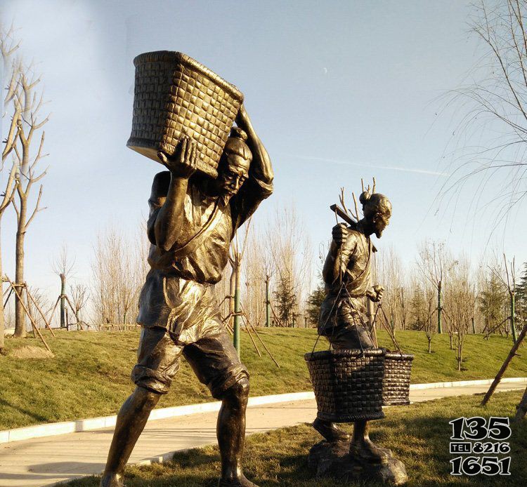 田园铜雕挑水人物雕塑图片