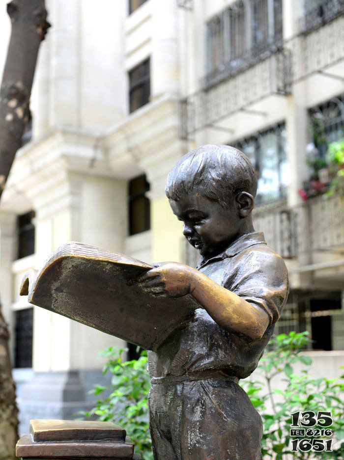 校园看书的小男孩人物铜雕图片