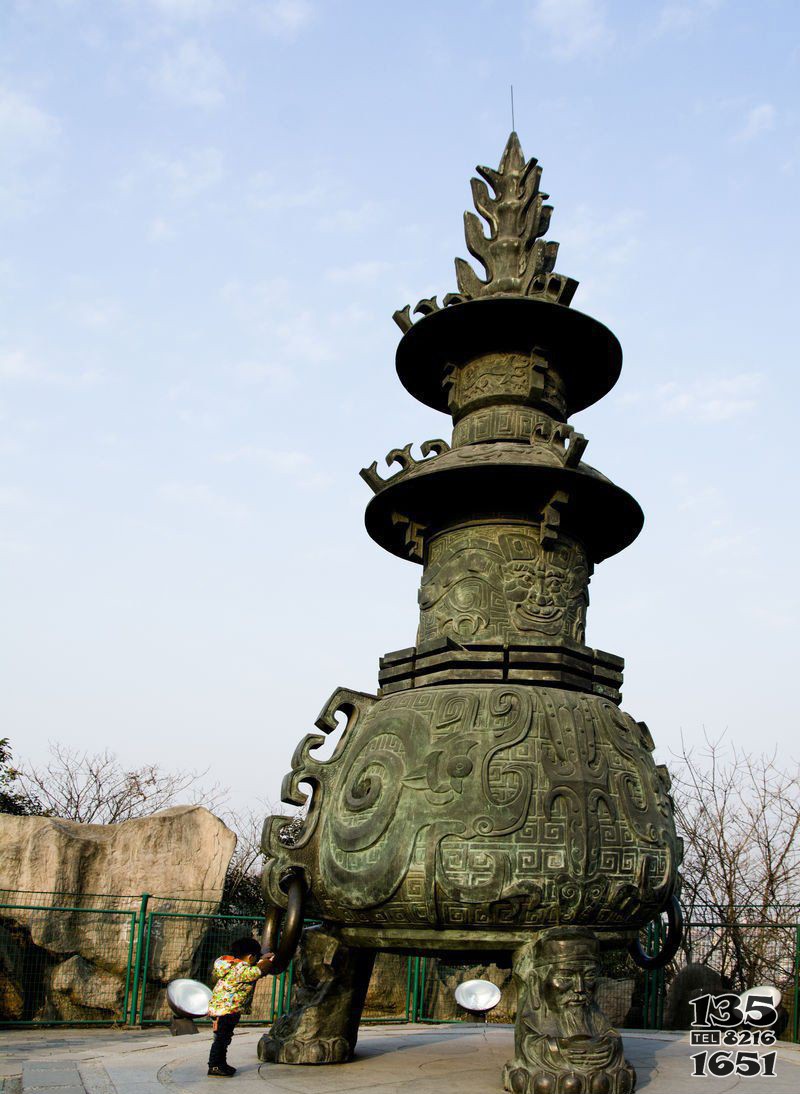 大型三足香炉寺庙铜雕图片