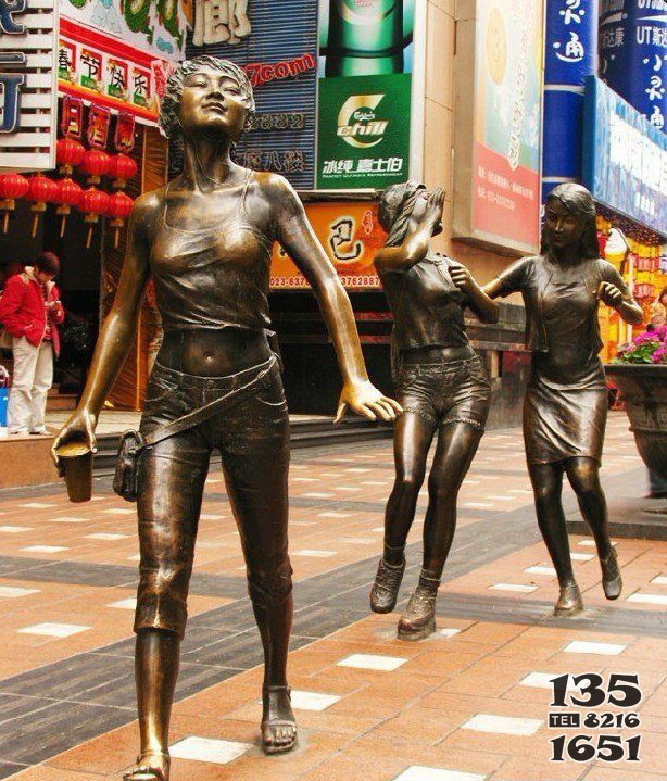 步行街逛街的女孩人物铜雕图片