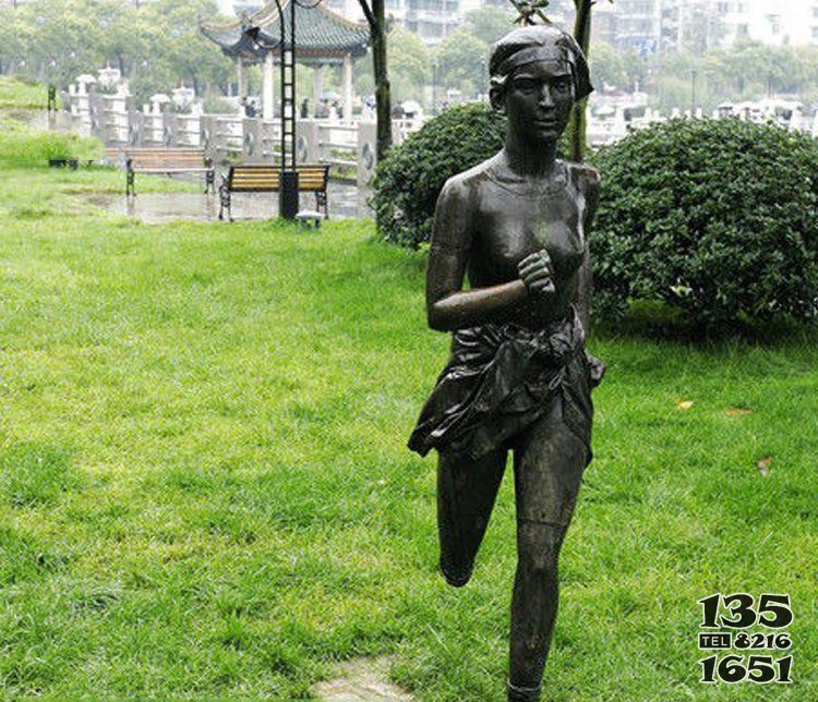 公园跑步的女孩铜雕图片