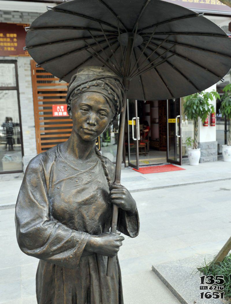 步行街打伞的少数民族女人人物铜雕图片