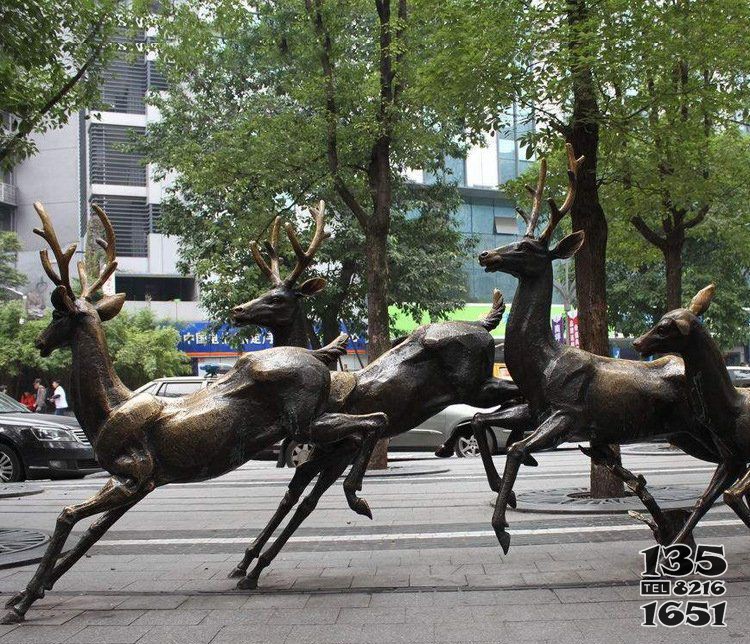 公园奔跑的鹿铜雕图片