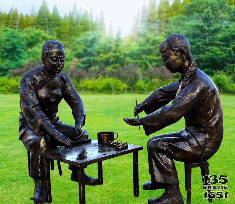 公园包饺子的人物铜雕图片