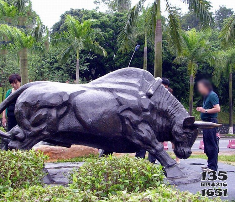 大型公园动物牛铜雕塑图片