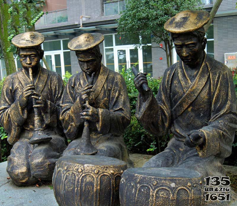 演奏乐器的少数民族人物铜雕图片