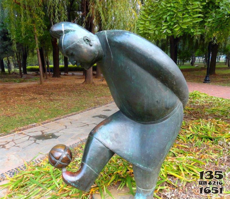 公园踢蹴鞠的古人小品铜雕图片