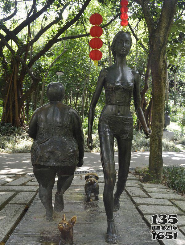 公园遛狗的女孩小品铜雕图片
