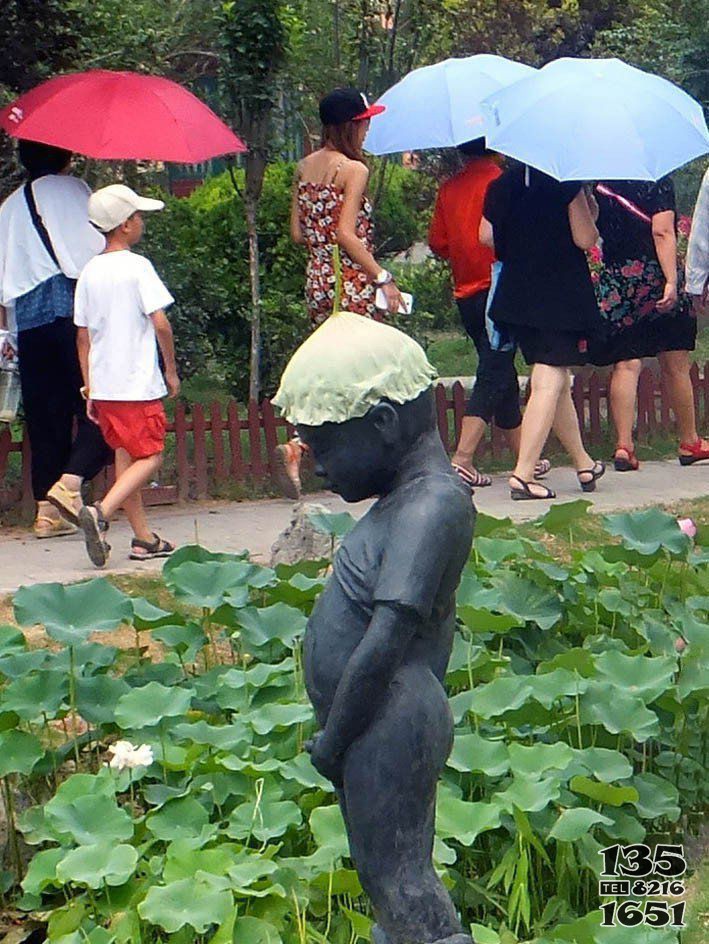 公园撒尿的小男孩人物铜雕图片