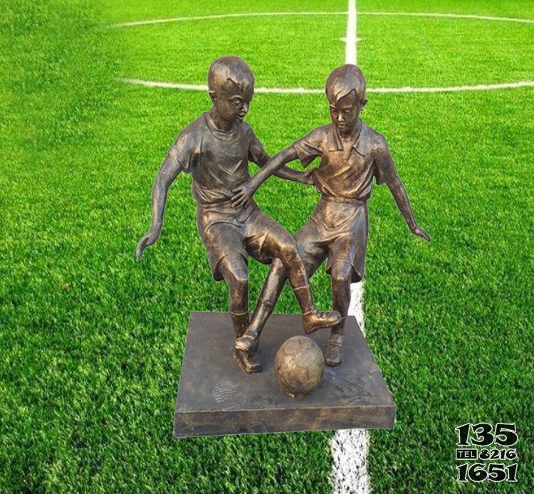 广场铜雕踢足球小孩人物雕塑图片