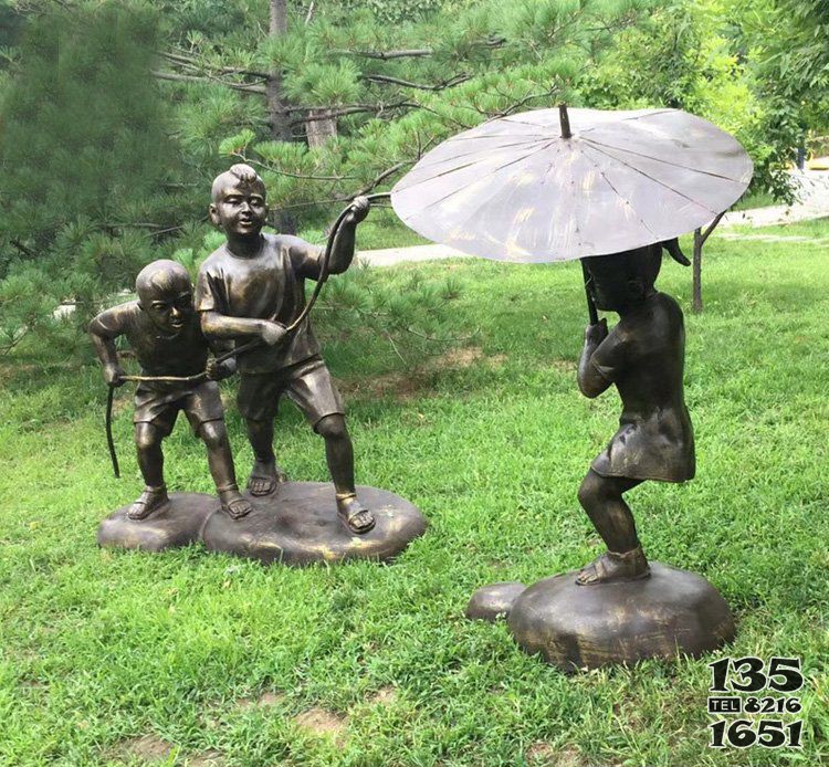 公园玩水的儿童铜雕图片
