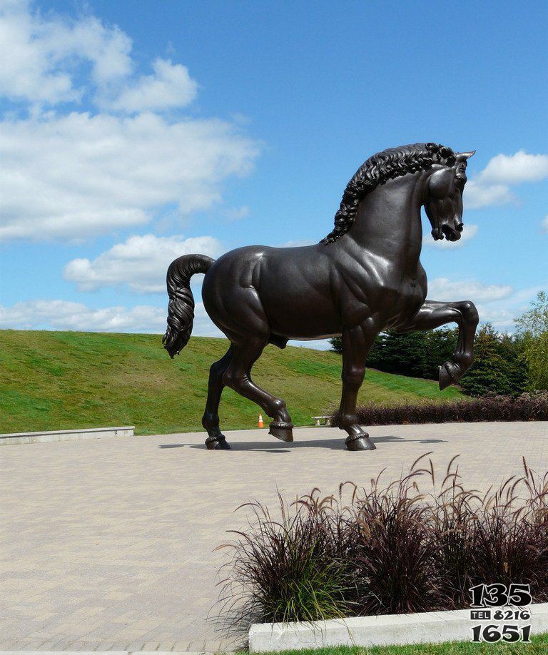 公园走路的马动物铜雕图片