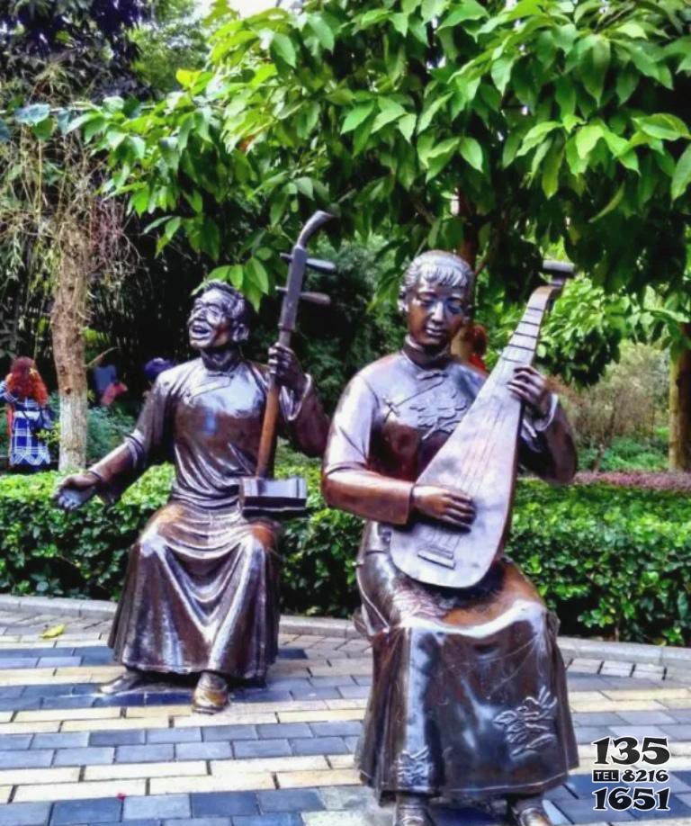 公园演奏琵琶和二胡的人物铜雕图片