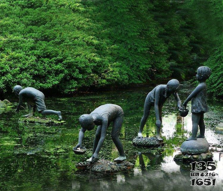 在水里干活的儿童铜雕图片