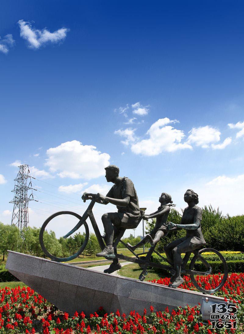 骑三人自行车的一家三口铜雕 图片