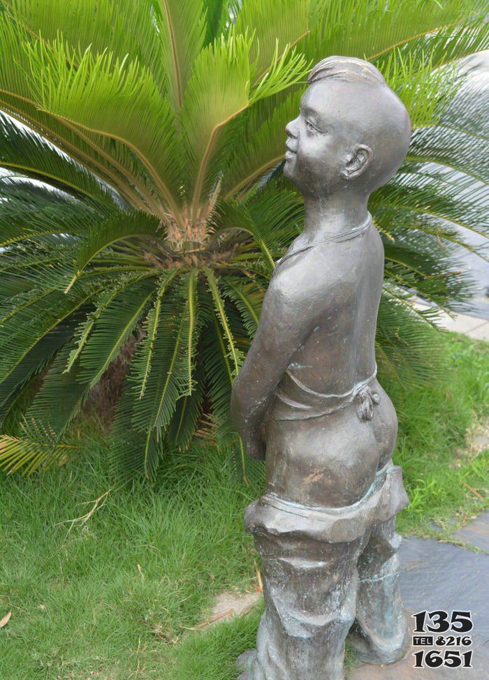 撒尿的小男孩公园景观铜雕图片