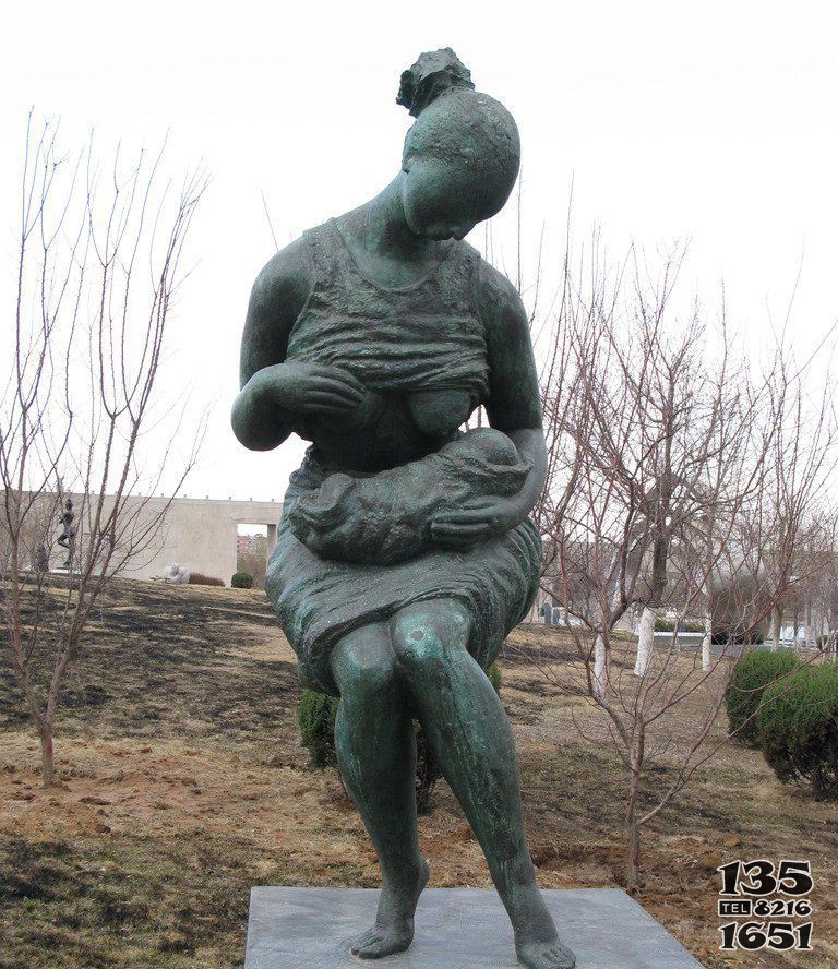 哺乳的女人公园人物铜雕图片
